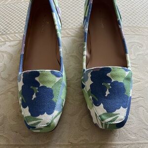 Bandolino womens loafers NWT, size 6M. Blue/sage green print on white background